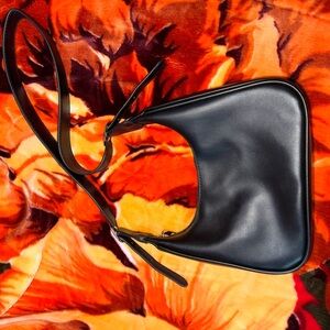 simple black shoulder purse never used